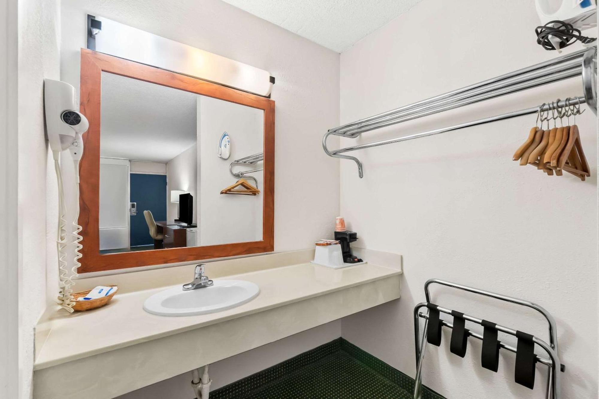 Rodeway Inn Dalton Exteriör bild